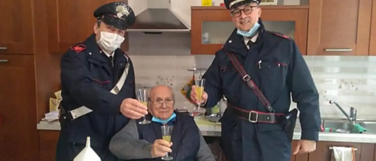 A 94 anni chiama i carabinieri per il brindisi di Natale: «Sono solo, venite a trovarmi?»