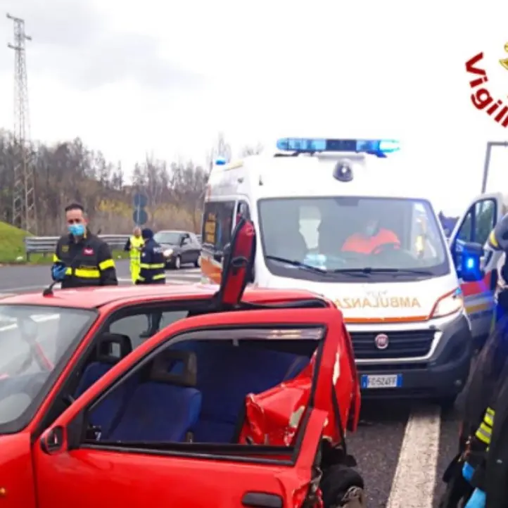 Incidente a Cosenza, un ferito nello scontro tra un’auto e un’ambulanza