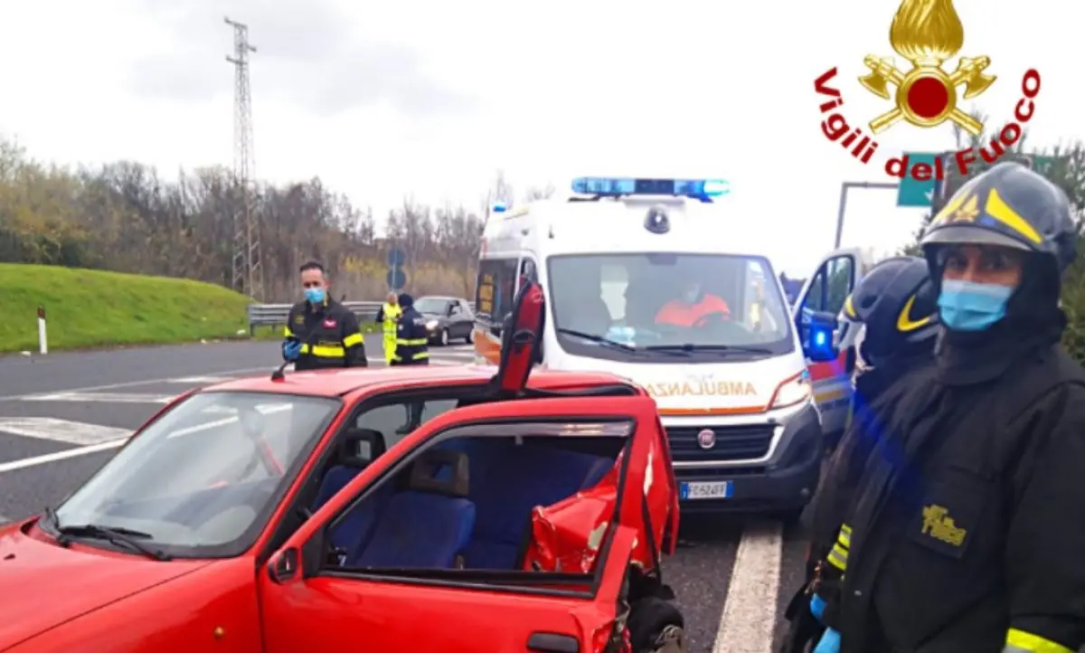 Incidente a Cosenza, un ferito nello scontro tra un’auto e un’ambulanza