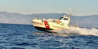 Barca alla deriva a Corigliano-Rossano, la Guardia costiera soccorre due giovani