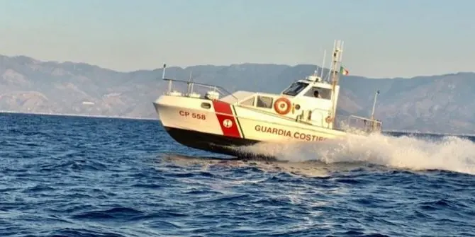 Barca alla deriva a Corigliano-Rossano, la Guardia costiera soccorre due giovani
