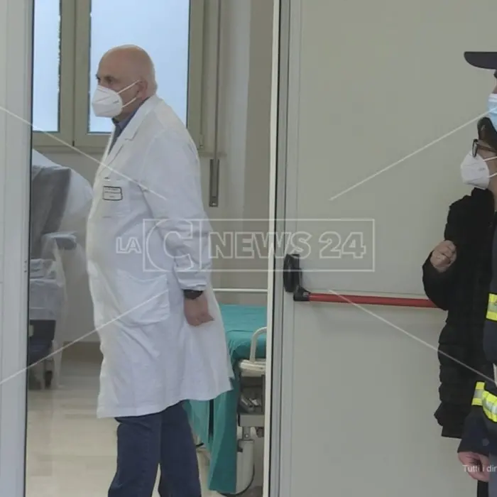 Prima il vaccino, poi il turno nel reparto Covid di Rossano: «Un dovere farlo»