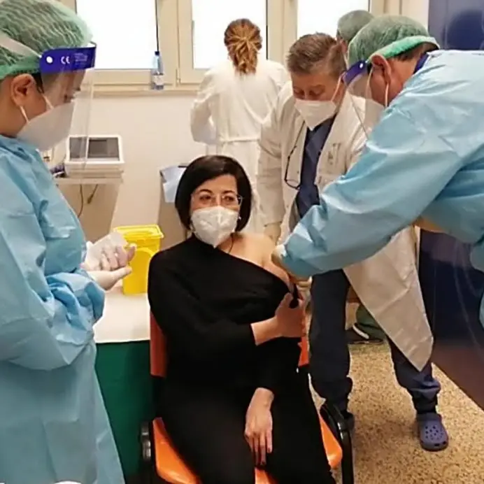 Coronavirus Cosenza, la prima infermiera vaccinata: «Se potessi lo darei a mio figlio»