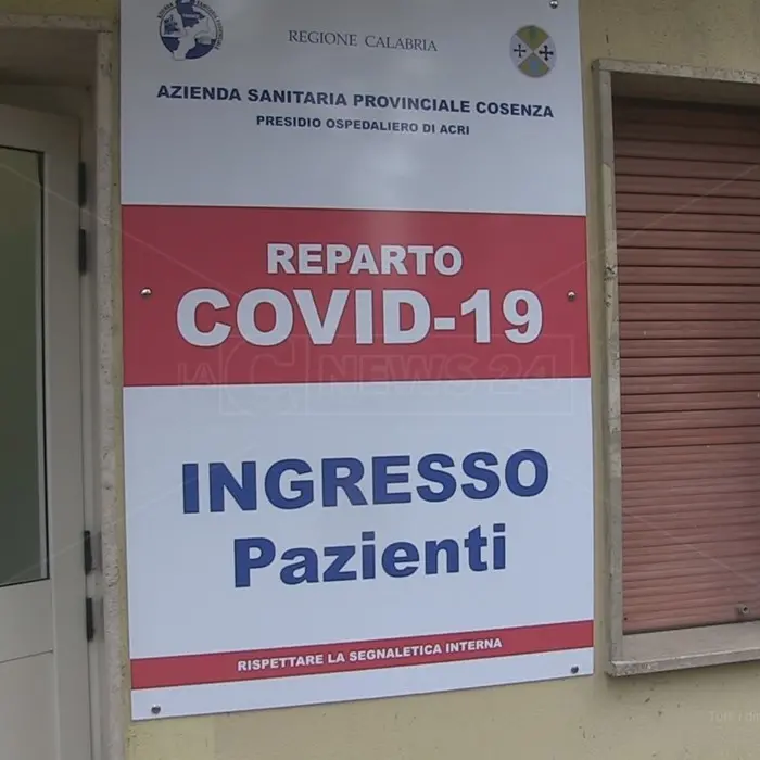 Acri, due operatori del reparto Covid tra i primi vaccinati a Cosenza