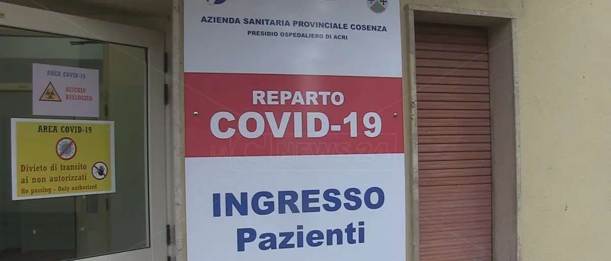 Acri, due operatori del reparto Covid tra i primi vaccinati a Cosenza