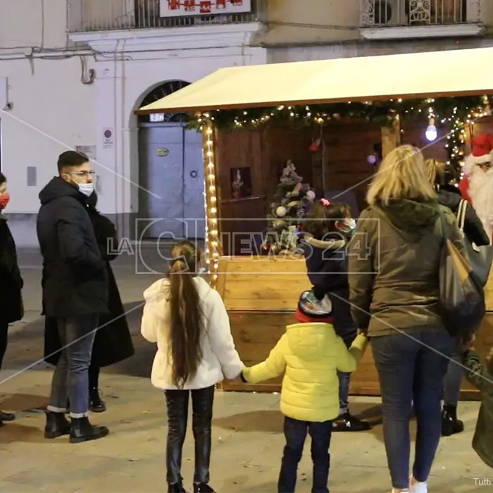 Castrovillari, regali e sorrisi ai bimbi con Babbo Natale e il giocattolo sospeso
