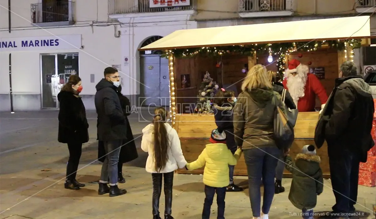 Castrovillari, regali e sorrisi ai bimbi con Babbo Natale e il giocattolo sospeso