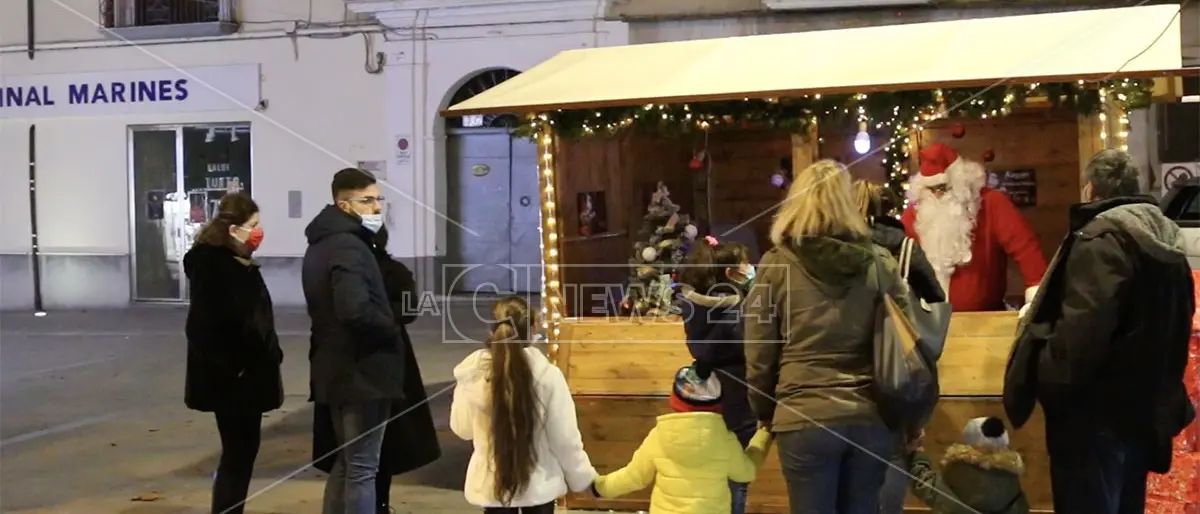 Castrovillari, regali e sorrisi ai bimbi con Babbo Natale e il giocattolo sospeso