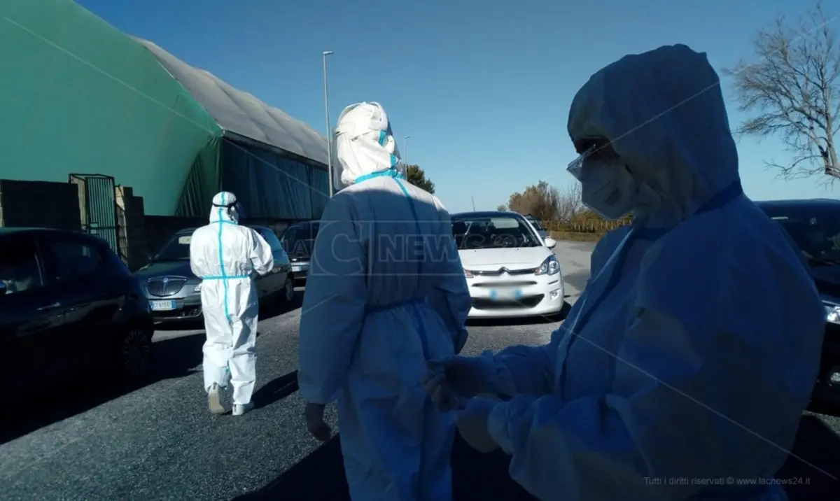 Coronavirus Vibo, caos e tensione al drive-in per i tamponi: intervengono i carabinieri