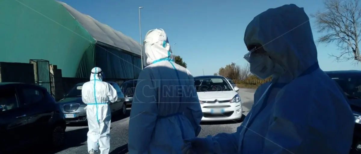 Coronavirus Vibo, caos e tensione al drive-in per i tamponi: intervengono i carabinieri