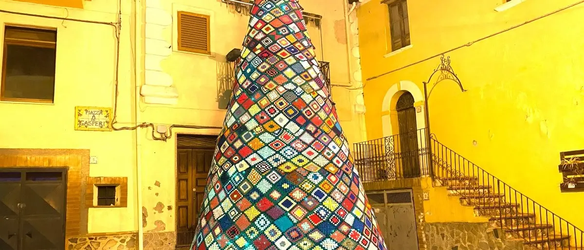 A Cropalati successo per l’albero di Natale fatto all’uncinetto: trionfo sui social