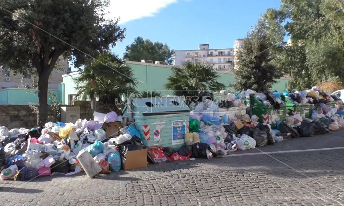 Crotone sommersa dai rifiuti, Akrea al lavoro ma «non sappiamo dove scaricare»