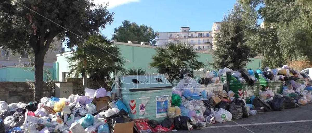 Crotone sommersa dai rifiuti, Akrea al lavoro ma «non sappiamo dove scaricare»