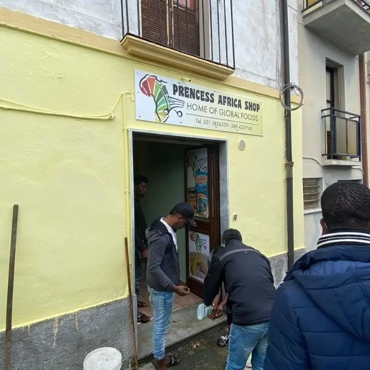 Riace, incendiato nella notte il negozio etnico di un ragazzo ghanese