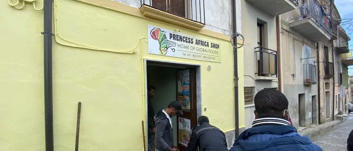 Riace, incendiato nella notte il negozio etnico di un ragazzo ghanese