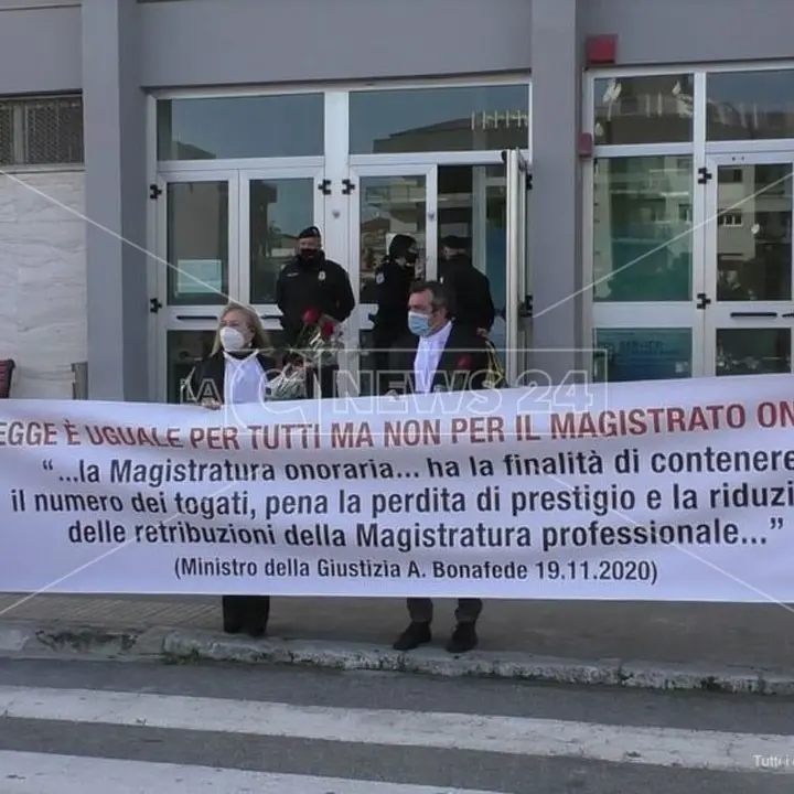 Crotone, protestano i giudici onorari: «Senza diritti e sottopagati»