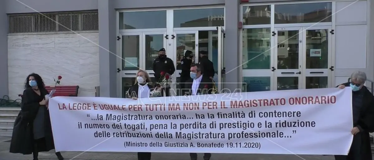 Crotone, protestano i giudici onorari: «Senza diritti e sottopagati»