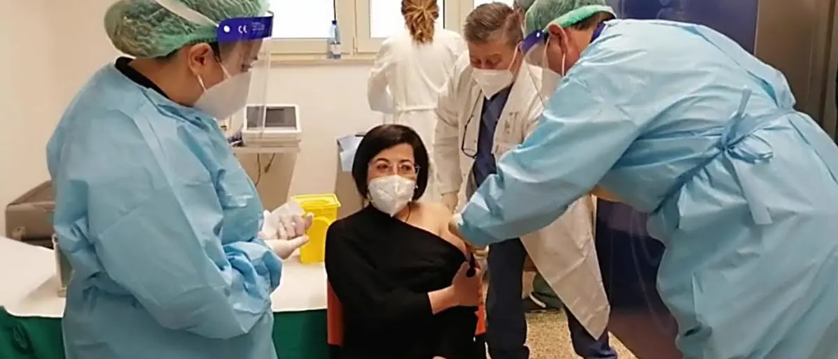 Rendere obbligatorio il vaccino anti-Covid: liquidare i no vax e i cazzari del negazionismo