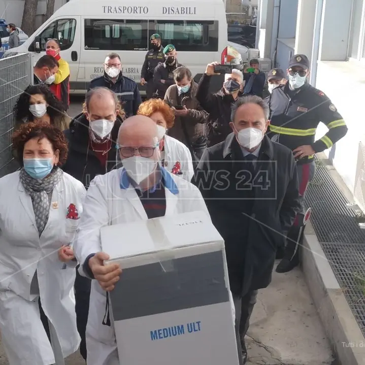 Vaccino anti-Covid, a Crotone arrivate le prime 1170 dosi: «Giornata storica»