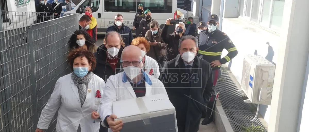 Vaccino anti-Covid, a Crotone arrivate le prime 1170 dosi: «Giornata storica»