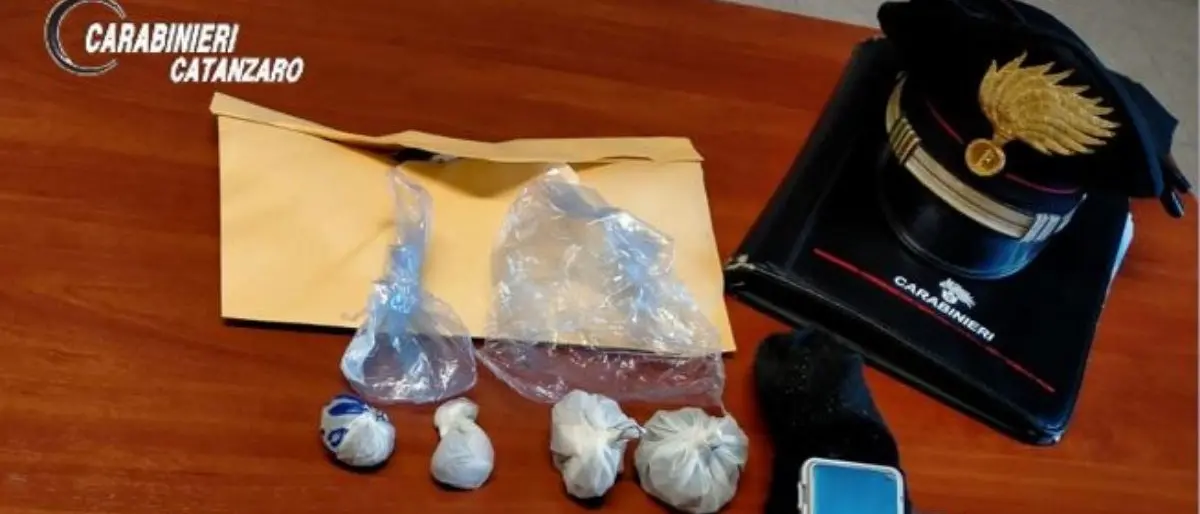 Soverato, vendevano marijuana al mercato: arrestate due persone