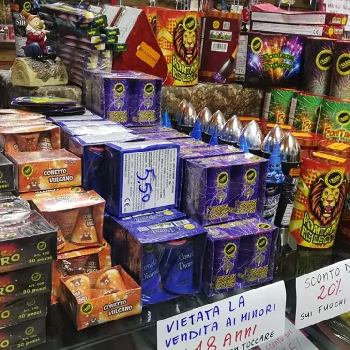 Crotone, vendita illegale di fuochi d'artificio: sequestri e denunce