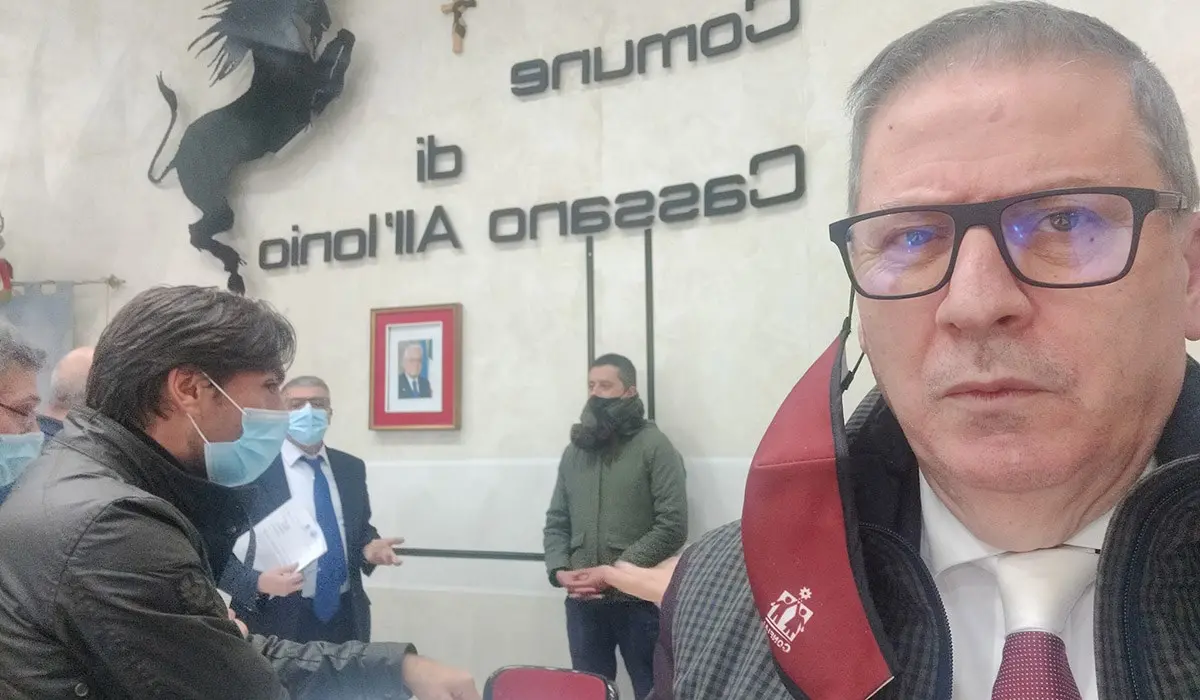 Cassano Jonio, a notte fonda accordo per stabilizzare i 79 precari del Comune