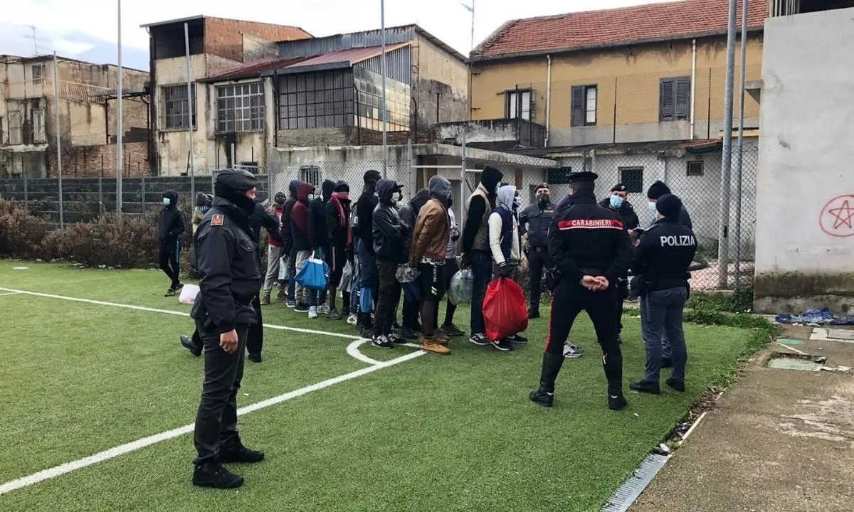 Gioia Tauro, giocano a calcio durante lockdown: sanzionati in 50