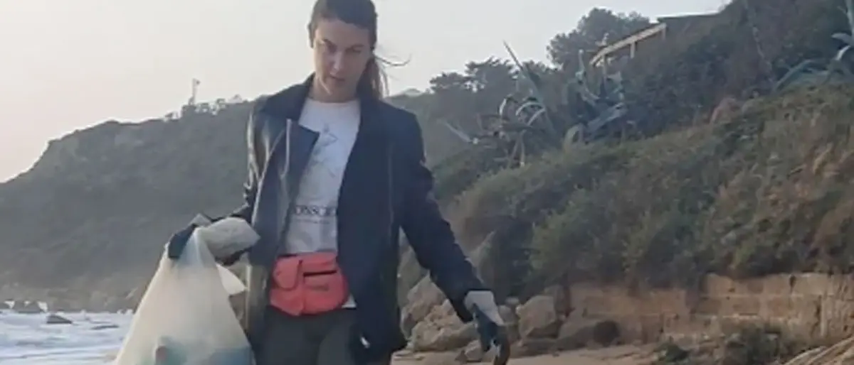 Isola Capo Rizzuto, pulisce da sola la spiaggia di Le Castella: proposto encomio