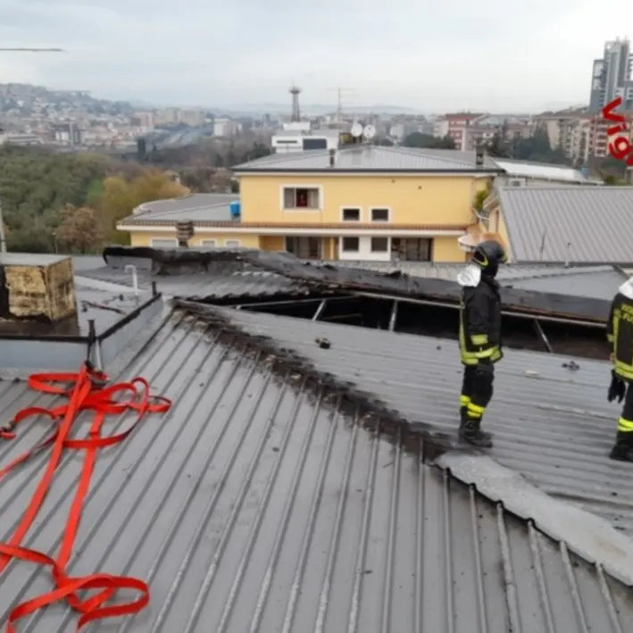 Incendio a Cosenza, le fiamme danneggiano il tetto di un edificio