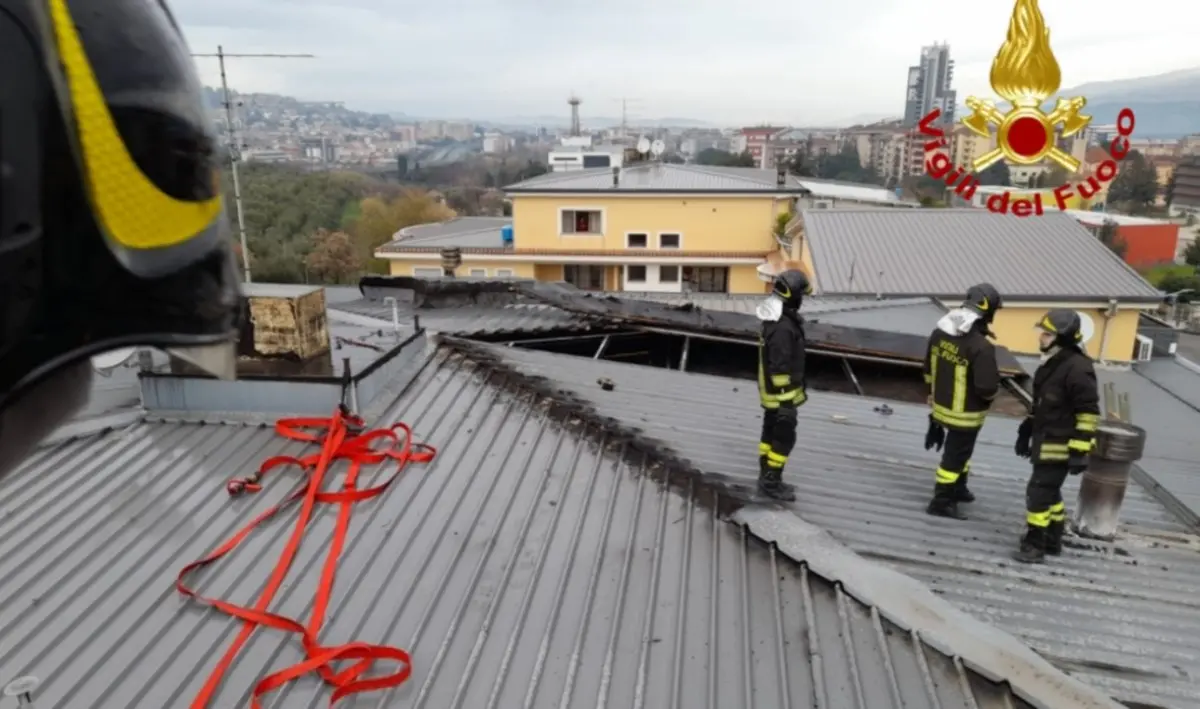 Incendio a Cosenza, le fiamme danneggiano il tetto di un edificio