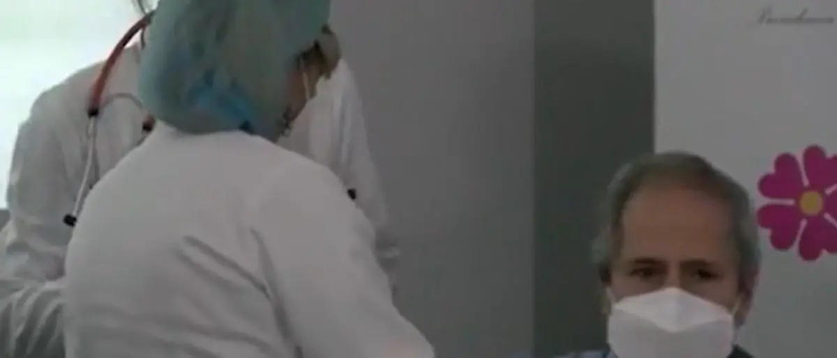 Coronavirus, Crisanti ci ripensa e si vaccina in diretta: «Mai stato contrario»