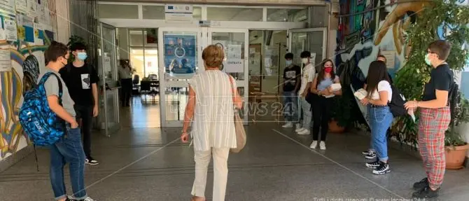 Covid, vola il tasso di positività: riapertura scuole a rischio