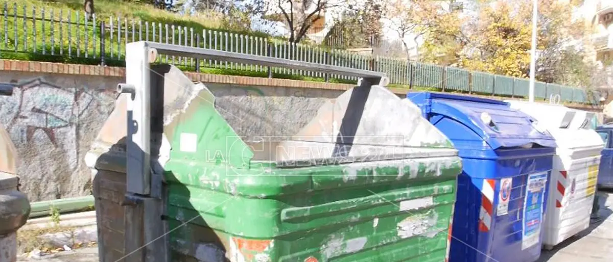 Crotone, riprende la raccolta rifiuti ma il sindaco avverte: «L'emergenza non è finita»