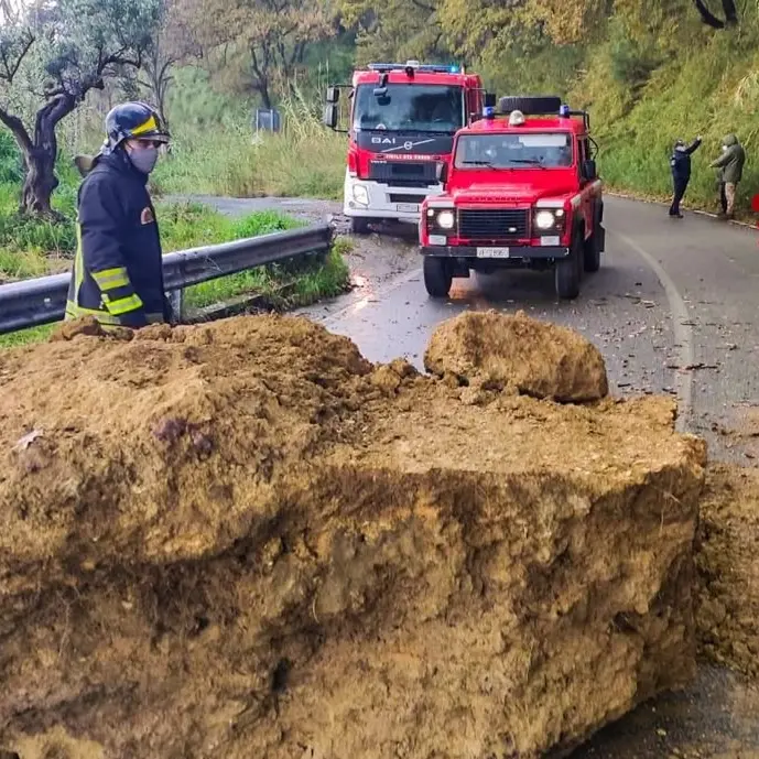 Tragedia sfiorata a Scalea, grosso masso precipita sulla strada
