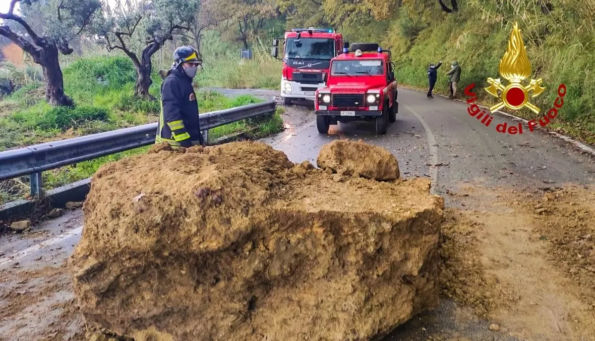 Tragedia sfiorata a Scalea, grosso masso precipita sulla strada