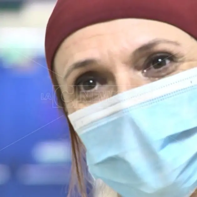 «Gli sguardi dei pazienti ti bruciano il cuore». Infermiera a Catanzaro, Anna racconta il Covid