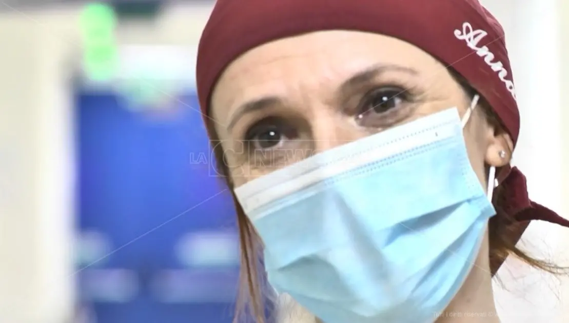 «Gli sguardi dei pazienti ti bruciano il cuore». Infermiera a Catanzaro, Anna racconta il Covid