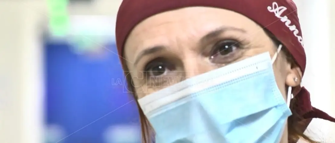 «Gli sguardi dei pazienti ti bruciano il cuore». Infermiera a Catanzaro, Anna racconta il Covid