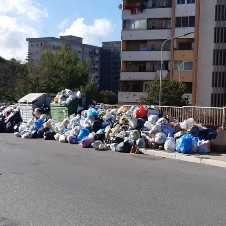 Crotone, l’opposizione interroga il sindaco sui rifiuti: «Che intende fare per superare l’emergenza?»