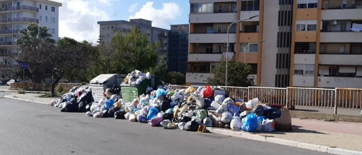 Crotone, l’opposizione interroga il sindaco sui rifiuti: «Che intende fare per superare l’emergenza?»