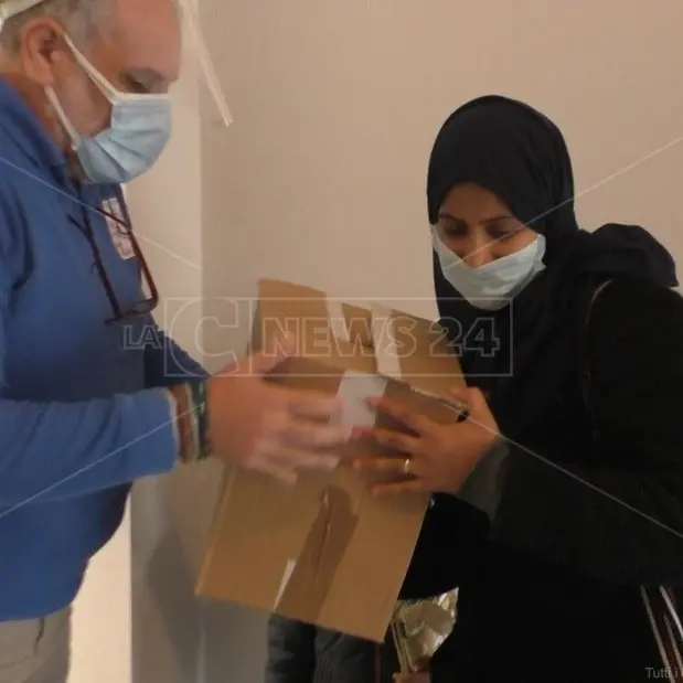 Catanzaro, da Diemmecom e Ragi Onlus pacchi alimentari alle famiglie in difficoltà