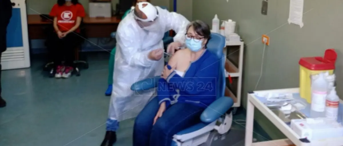 Vaccino anti-Covid, si parte anche a Crotone: prima dose per la responsabile Usca