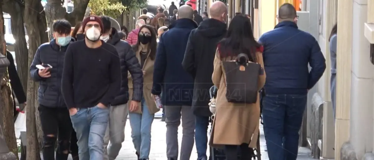 Nuovo decreto, Italia arancione nel weekend e zona gialla rafforzata nei feriali: stretta sull’Rt