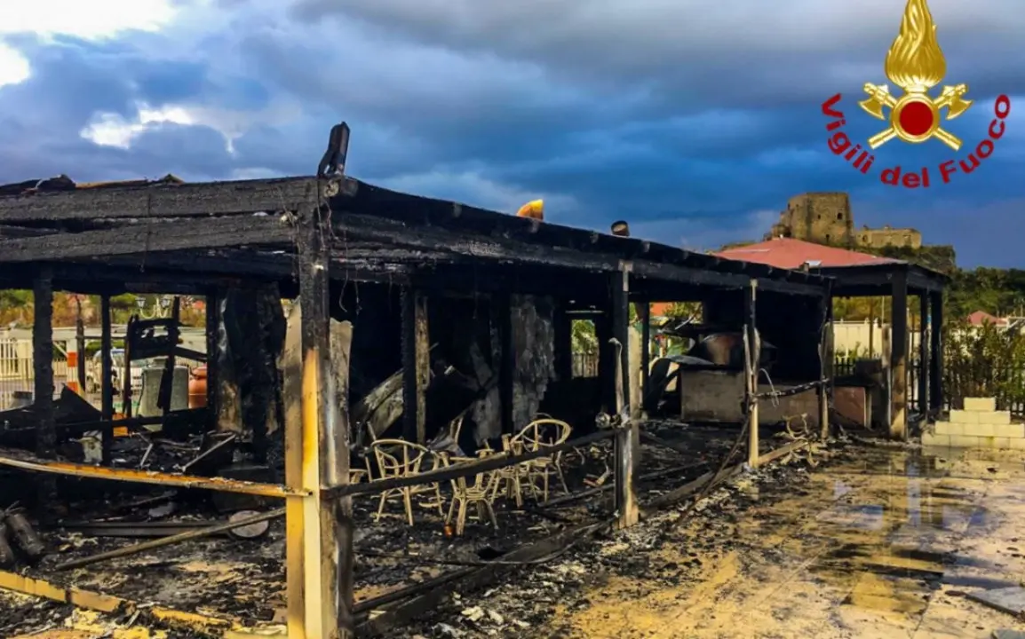 Incendio distrugge lido balneare a Scalea, intervengono i vigili del fuoco