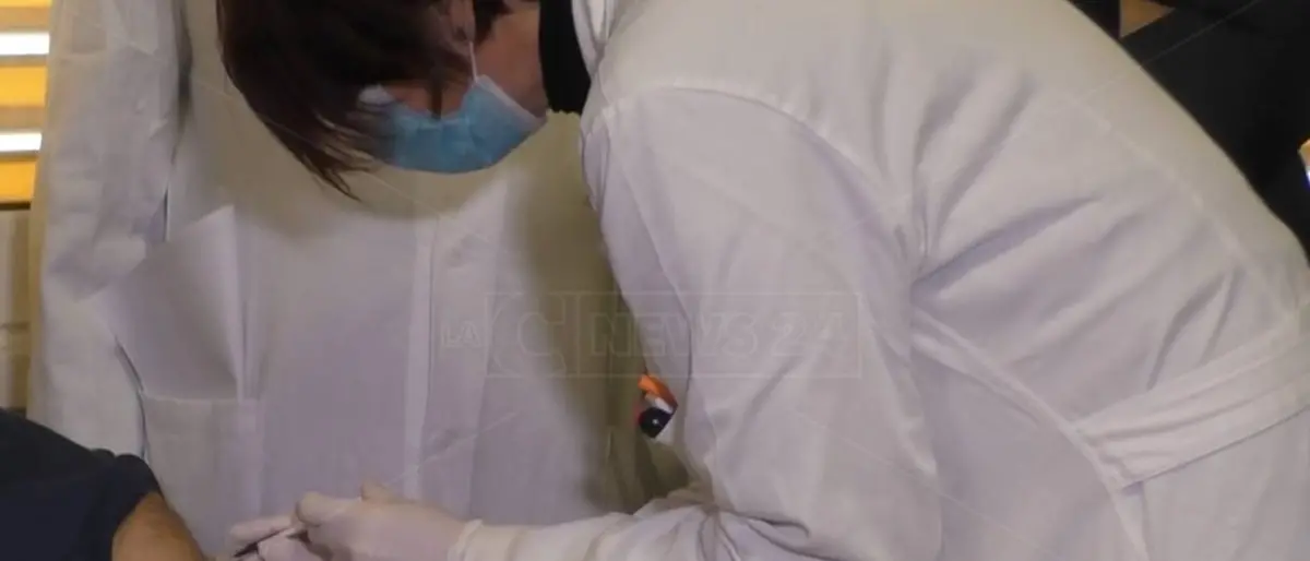 Covid, a Lamezia arrivano i vaccini ma non si possono processare i tamponi