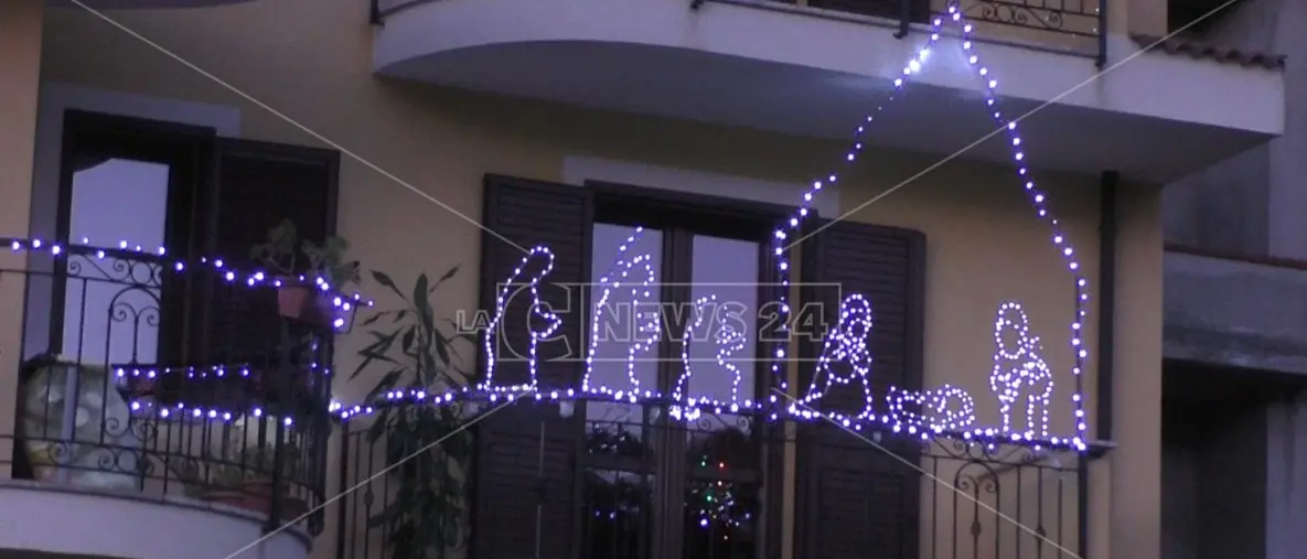 Galatro, il presepe sul balcone di mastro Peppe vince il concorso per la facciata più bella