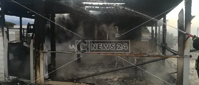 Scalea, lido distrutto dalle fiamme: parte la gara di solidarietà