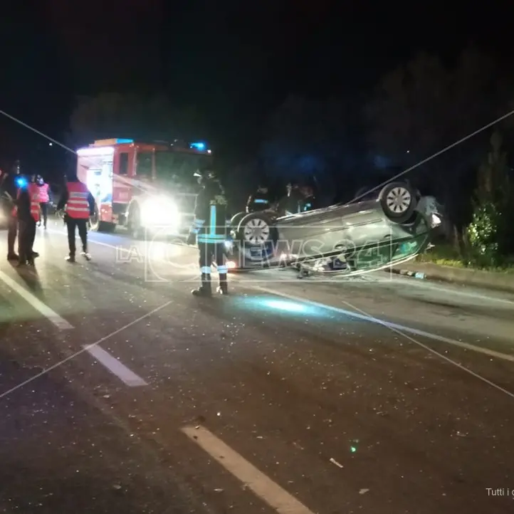Incidente a Mileto, scontro tra auto: in due si danno alla fuga a piedi