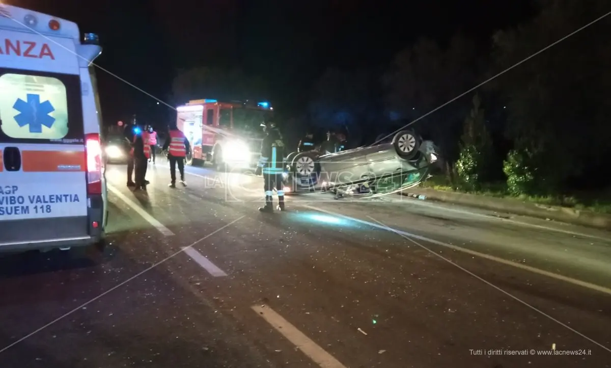 Incidente a Mileto, scontro tra auto: in due si danno alla fuga a piedi